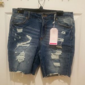 NWT Mid-Rise Boyfriend Shorts....Washed Distressed Denim